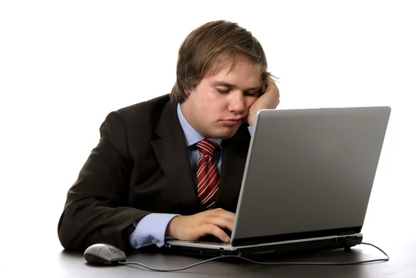 年轻商务男人睡在笔记本电脑上 — 图库照片