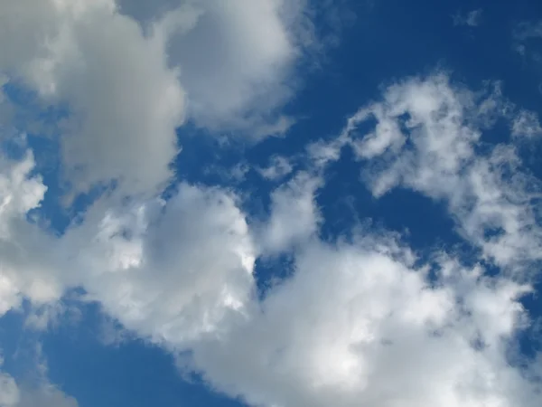 青い空のディテールで白い雲 — ストック写真