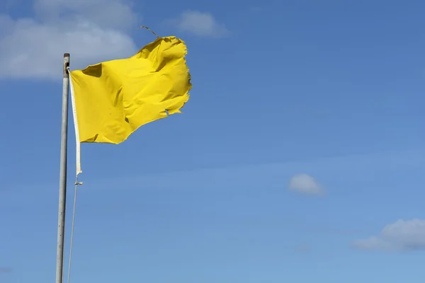 Oude Gele Vlag Met Hemel Als Achtergrond — Stockfoto