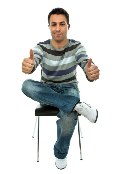 Başparmak Yukarı Üzerinde Beyaz Izole Bir Sandalyede Rahat Delikanlı — Stok fotoğraf
