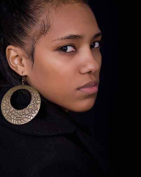 若くてきれいな女性をクローズ アップの肖像画 黒の背景 — ストック写真