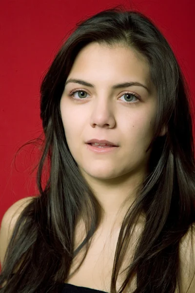 Jonge Vrouw Portret Geïsoleerd Rode Achtergrond — Stockfoto