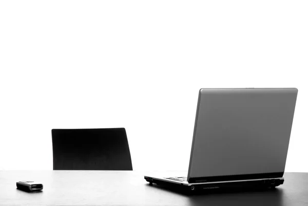 Silberner Laptop Mit Maus Auf Dem Schreibtisch — Stockfoto