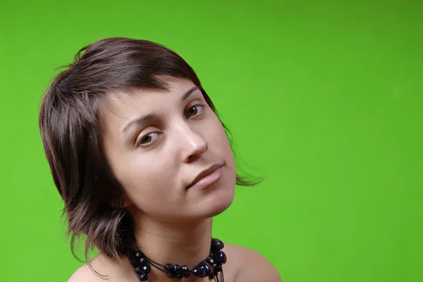 緑色の背景で分離された若い女性の肖像画 — ストック写真