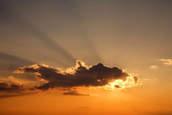 Solen Strålar Vid Solnedgången Och Orange Moln — Stockfoto