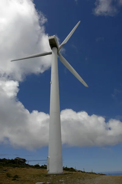 在山顶的风力涡轮机农场 — 图库照片