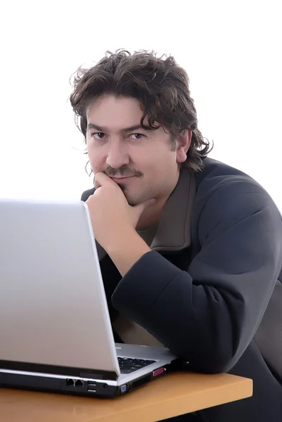 Junger Mann Der Mit Einem Personal Computer Arbeitet — Stockfoto