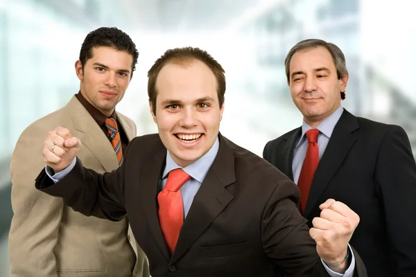Trzech Mężczyzn Szczesliwym Biznesem Urzędzie — Zdjęcie stockowe