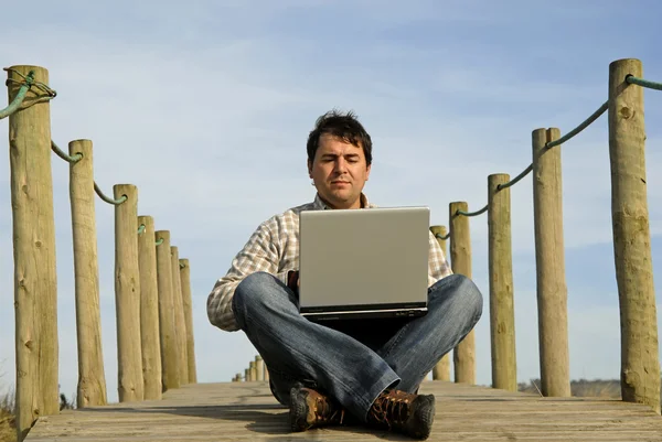 Młody Mężczyzna Pracujący Komputerem Plaży — Zdjęcie stockowe