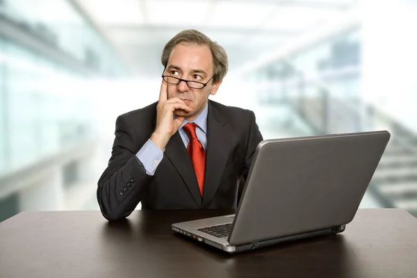 Mature Business Man Working His Laptop — Stock Photo, Image