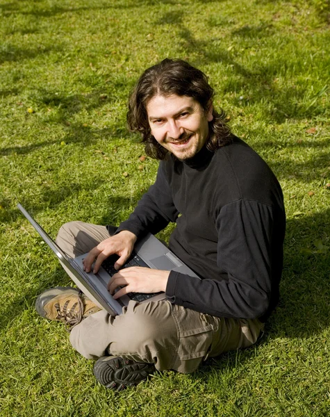Junger Mann Arbeitet Mit Laptop Gras — Stockfoto