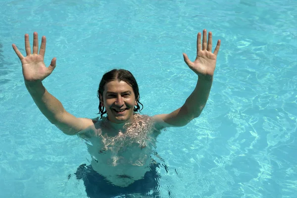 Genç Adam Kollarını Açarak Mavi Bir Yüzme Havuzunda — Stok fotoğraf