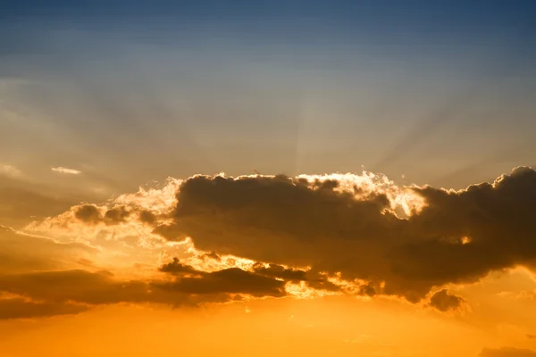 Raggi Sole Tramonto Nuvole Arancioni — Foto Stock