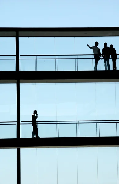 Inuti den moderna byggnaden i siluett — Stockfoto