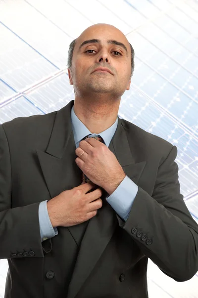 彼のネクタイを調整するビジネス人の成熟した クローズ アップ — ストック写真