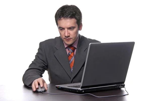 Junger Gelangweilter Geschäftsmann Arbeitet Mit Laptop — Stockfoto