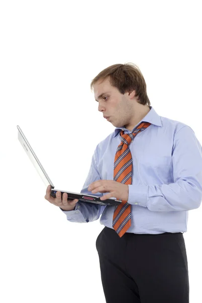 与个人电脑的年轻商业男人 — 图库照片