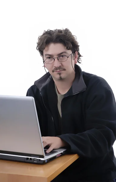 Junger Mann Der Mit Einem Personal Computer Arbeitet — Stockfoto