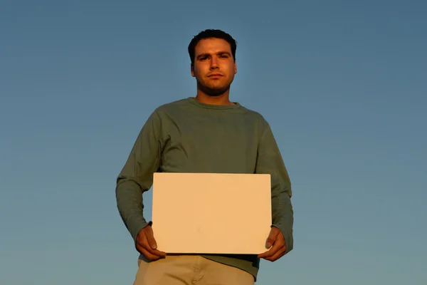 Jonge Man Met Een Lege Witte Kaart — Stockfoto