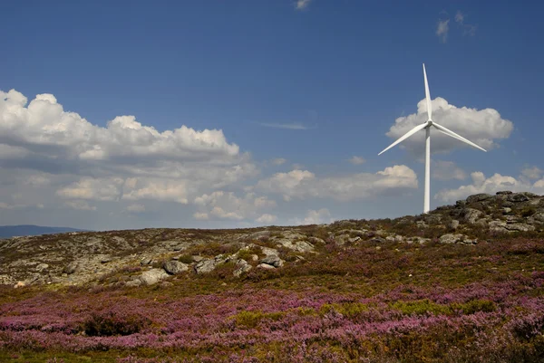 Biały Wiatr Turbina Górnej Części Góry — Zdjęcie stockowe