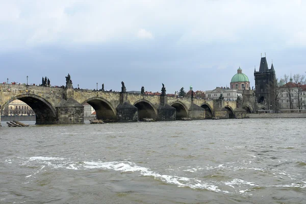 プラハ市の古代のカレル橋 — ストック写真