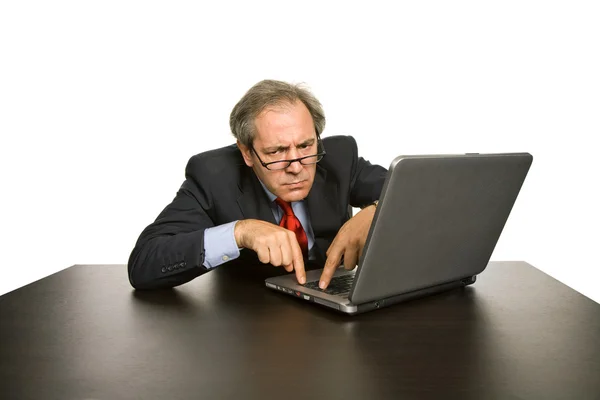 成熟的商务男人与他的笔记本电脑工作 — 图库照片