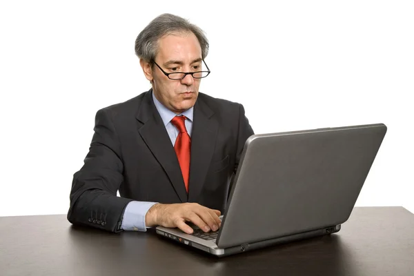 Зрелый Бизнесмен Работающий Своим Ноутбуком — стоковое фото