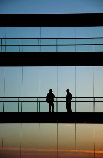 Zwei Arbeiter Der Silhouette Des Gebäudes Bei Sonnenuntergang — Stockfoto