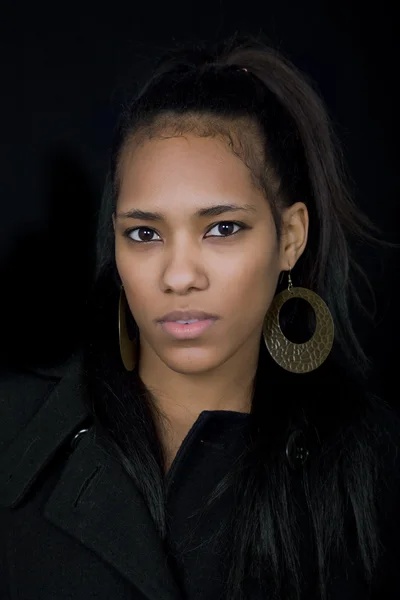 Genç Güzel Kadın Portre Siyah Arka Plan Üzerinde Kapat — Stok fotoğraf