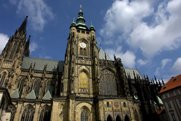 明るく晴れた日にプラハの聖ヴィート教会 — ストック写真