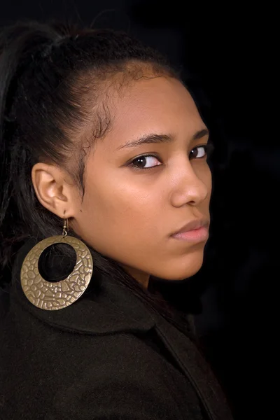 Joven Hermosa Mujer Cerca Retrato Sobre Fondo Negro — Foto de Stock