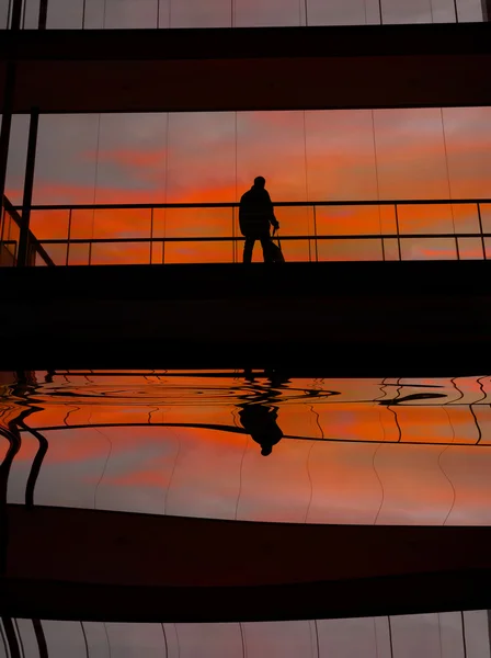 Geschäftsmann Modernen Gebäude Bei Sonnenuntergang — Stockfoto