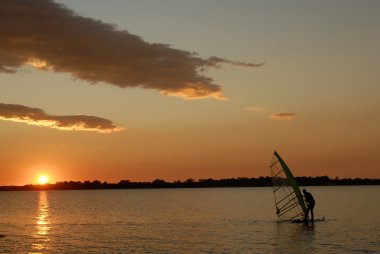 gün batımında Portekiz kıyılarında windsurf