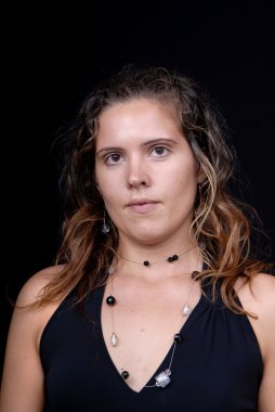 genç kadın siyah arka planda rahat kıyafetler poz