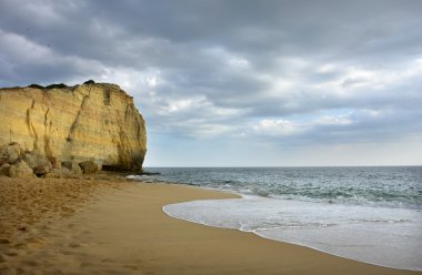 Güney Portekiz algarve adlı küçük plaj