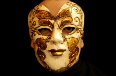 karanlık bir yerde Venedik maskeli adam