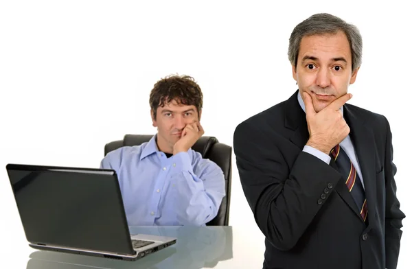 Dos Hombres Negocios Pensativos Que Trabajan Con Ordenador Portátil —  Fotos de Stock