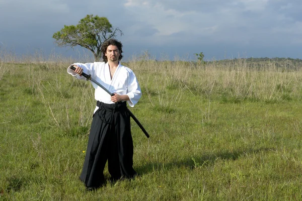 剣を持つ若い合気道男 — ストック写真