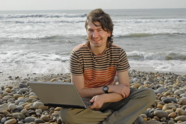Ung Man Stranden Med Laptop — Stockfoto