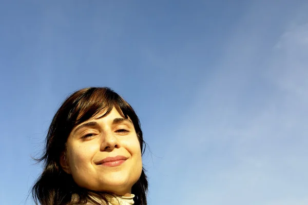 若い女性をクローズ アップ肖像画 太陽を楽しむ — ストック写真