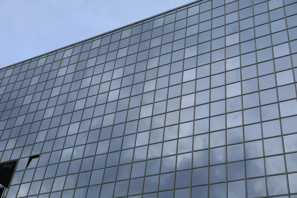Modernes Bürogebäude Und Die Reflexion Der Wolken — Stockfoto