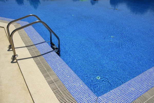 Zwembad Blauw Water Detail Een Zomerdag — Stockfoto