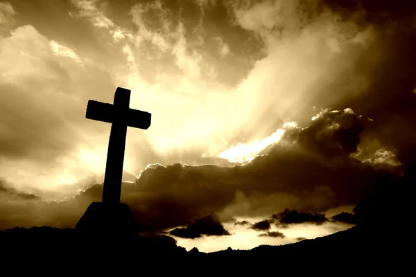 基督教十字架剪影和云的棕褐色调 — 图库照片