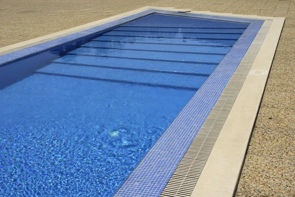 Bir Yaz Günü Suda Yüzme Havuzu Mavi — Stok fotoğraf