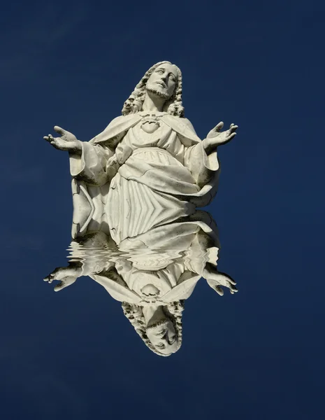 Vit Kristus Statyn Detalj Med Vatten Eftertanke — Stockfoto