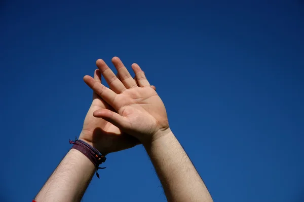 Руки небо — стоковое фото