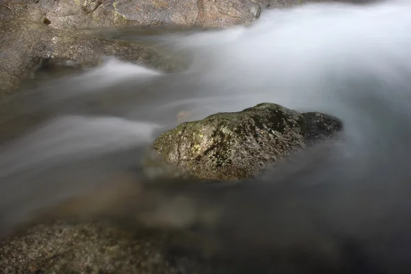 Podrobnosti Vodopád Řeka Mezi Skalami Portugalský Národní Park — Stock fotografie