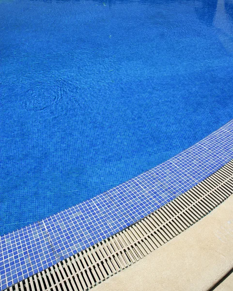夏の日のスイミング プールのブルーの水 — ストック写真