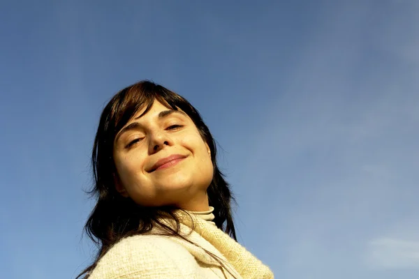 若い女性をクローズ アップ肖像画 太陽を楽しむ — ストック写真