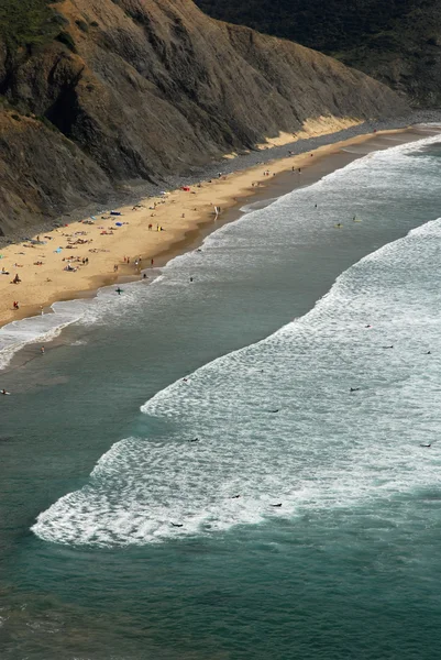ビーチ 南ポルトガルの上からのサーファー — ストック写真